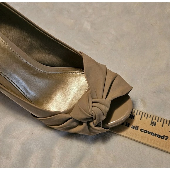 Fioni Peep-Toe Tan Patent Leather 4 In Heels Women's Size 8.5 - Picture 9 of 9